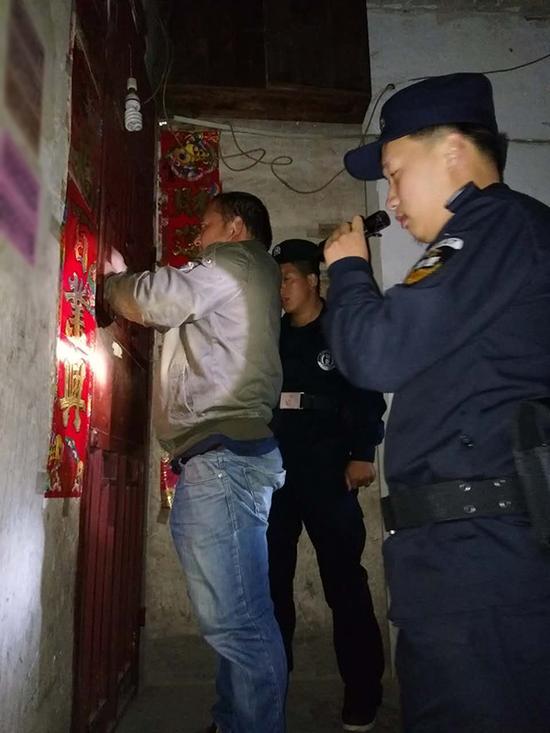 天柱县粗心妈妈误将幼女锁家中 